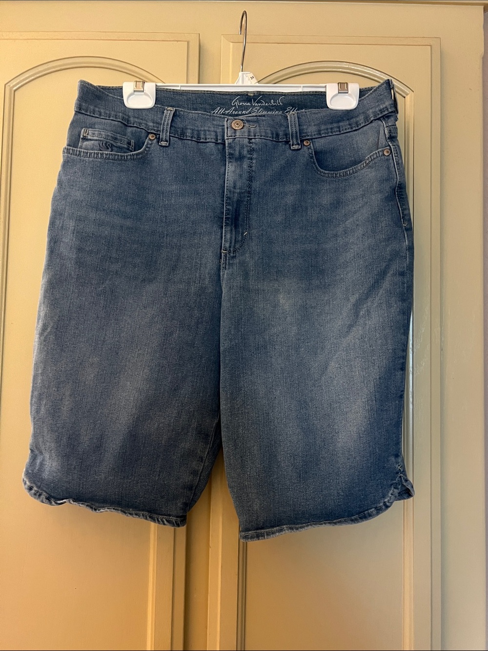 14 Gloria Vanderbilt Amanda Classic Mid-Wash Denim Shorts